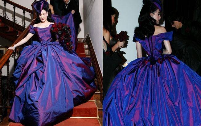 A pin-up Dita von Teese escolheu um vestido violeta furta-cor desenhado por Vivianne Westwood para seu casamento com o cantor Marylin Manson em 2005