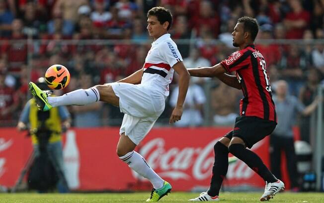 Bruno Silva e Ganso disputam bola no jogo entre Atlético-PR e São Paulo. Paranaenses venceram por 3 a 0 na 33ª rodada