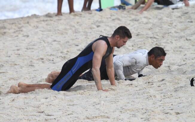 Cauã Reymond faz flexões na areia da praia