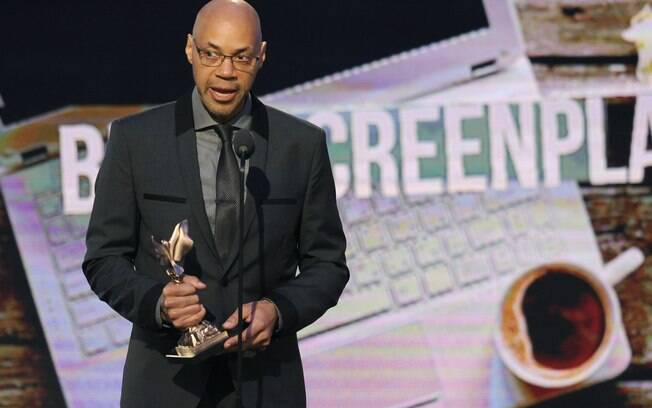 John Ridley aceita o prêmio de roteiro por '12 Anos de Escravidão'