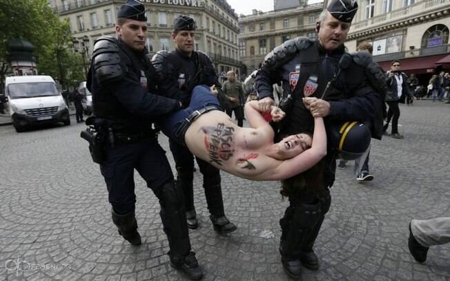 22 de Abril - Manifestantes protestam contra partidos de direita na França no que chamam de epidemia fascista. Foto: Femen/Divulgação