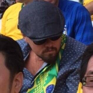 Revista Veja fotografa Leonardo DiCaprio no meio da torcida brasileira