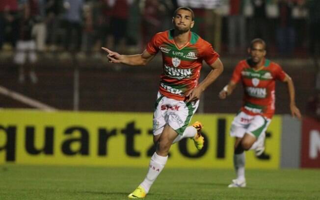 Gilberto corre para festejar um dos gols da Portuguesa diante do Bahia, no Canindé