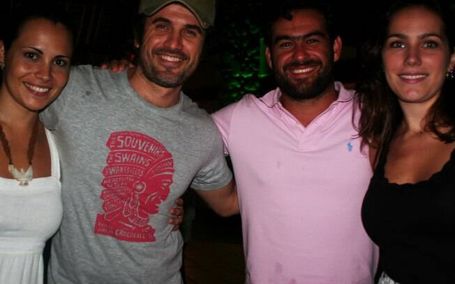 Eriberto Leão e a mulher e Thierry Figueira com a namorada também curtem o show