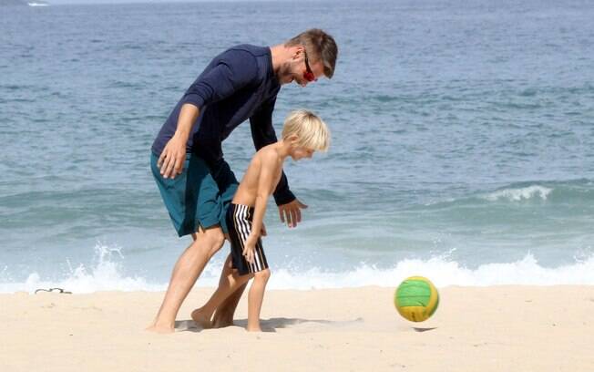 Rodrigo Hilbert brinca com os filhos na praia do Leblon