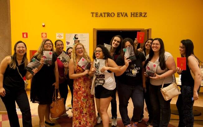 Fãs dos livros eróticos de Sylvia Day em encontro com a autora americana , via Skype, na Livraria Cultura, em São Paulo