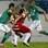 Na Arena Barueri, o uruguaio Forlán, atacante do Inter, tenta se livrar da marcação do palmeirense Artur. Foto: Gazeta Press