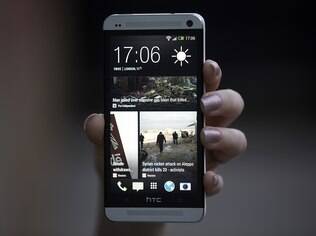 HTC One com quinta versão da interface Sense: feed de notícias e redes sociais na tela de bloqueio