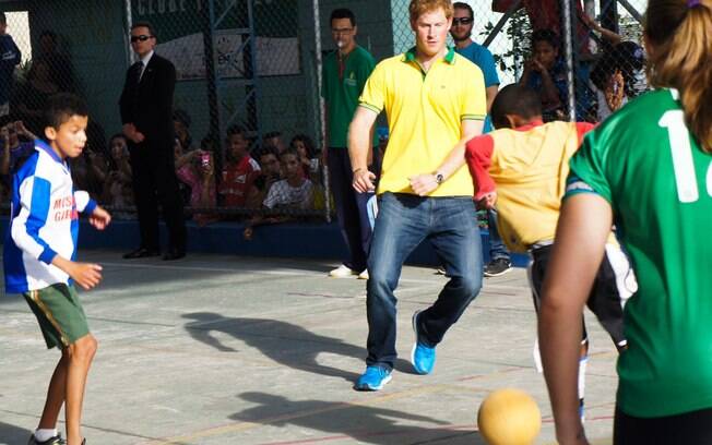 Príncipe Harry participa de diversos eventos durante visita ao Brasil, incluindo uma partida de futebol com crianças da ONG ACER