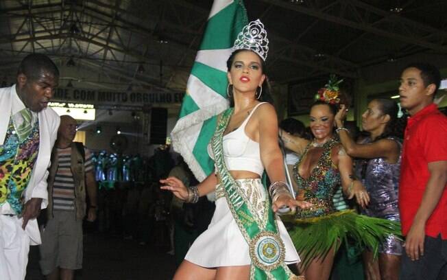 Mariana Rios é coroada rainha de bateria da Mocidade no Rio