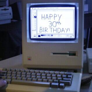 Curador do museu Vintage do Mac escreve mensagem de parabéns no primeiro Mac, que completou 30 anos