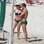 Deborah Secco e Roger Flores conversando na praia. Foto: AgNews