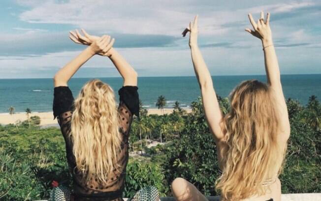 A diretora Matilda Kahl e a angel Elsa Hosk desembarcaram em Trancoso para curtir o verão