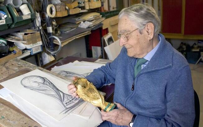 Morre Silvio Gazzaniga, italiano que criou design da taça da Copa do Mundo