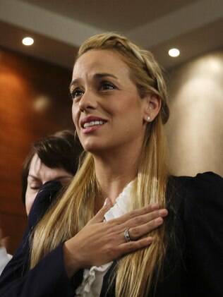 Lilian Tintori, mulher do líder da oposição venezuelana Leopoldo López, que está preso, durante coletiva um dia antes da Cúpula das Américas na Cidade do Panamá (9/04)