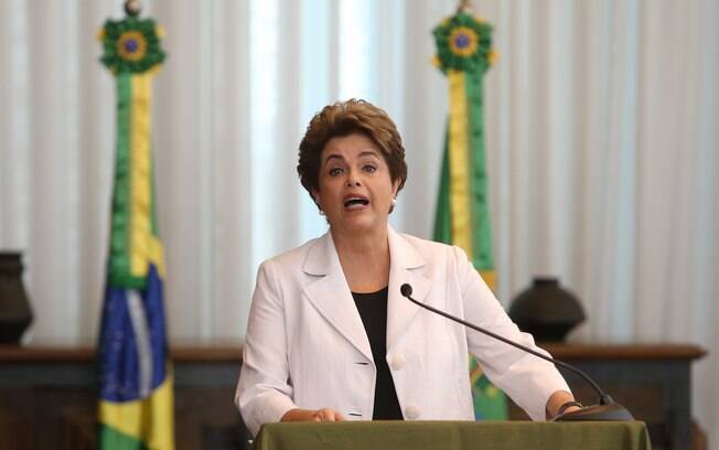 A presidente afastada Dilma Rousseff faz a leitura de carta à nação no Palácio da Alvorada, em Brasília 