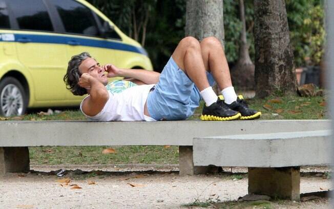 Alexandre Borges faz abdominais em meio a uma caminhada na Lagoa