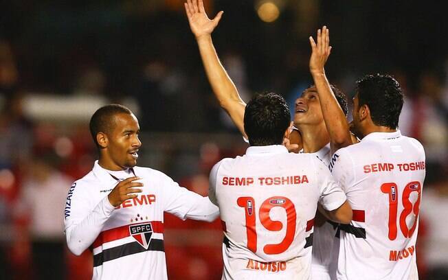 Jogadores do São Paulo comemoram gol de Ganso no Morumbi