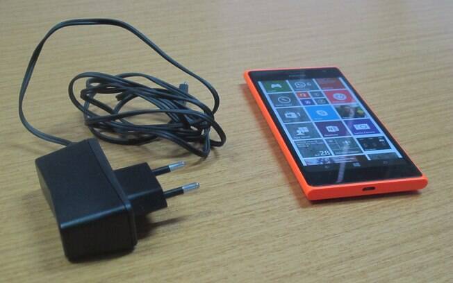 Lumia 730 Dual SIM vem apenas com o carregador de parede cujo cabo não é destacável
