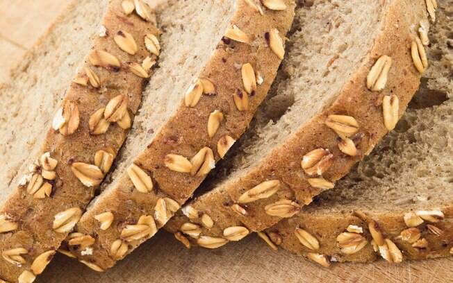O pão integral é rico em fibras, capazes de diminuir as chances de desenvolver câncer de intestino. Foto: Thinkstock/Getty Images