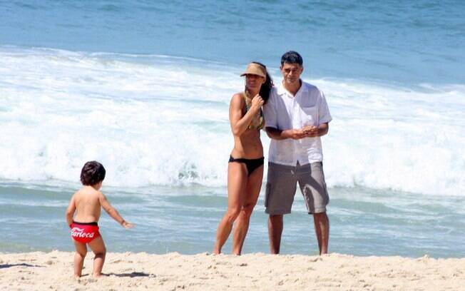 Eduardo Moscovis na praia com a família