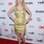 Ramona Singer escolheu vestido dourado e amarelo e o combinou com peep toe dourado. Outra boa possibilidade é usar um sapato colorido. Foto: Getty Images