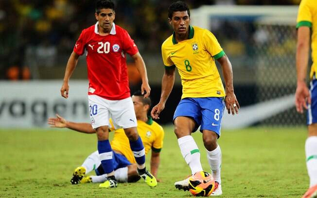 Paulinho faz o passe durante ataque da seleção brasileira
