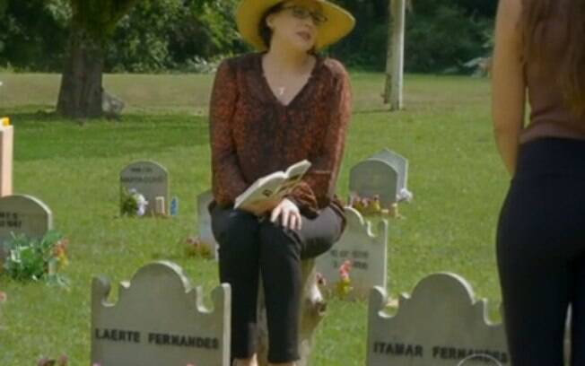 Selma vai morar em Goiânia e aparece no cemitério contando aos outros sobre a vida de seu filho e de seu marido
