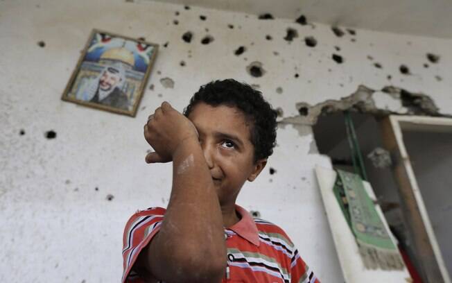 O palestino Anas Shabat, 10, chora ao inspecionar os danos ao retornar para sua casa, destruída por ataques na cidade de Beit Hanoun, Faixa de Gaza (5/08)