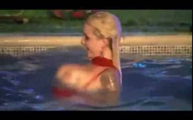 Clara mostrou os seios sem pudor na piscina...