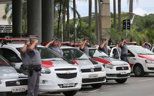 Policiais em SP realizaram uma homenagem a Julio de Almeida na manhã deste domingo (21)