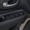 Controles elétricos de janelas e espelhos. Repare no grafismo da frente do Jeep (dois faróis com a grade de sete fendas) estampada no aro do alto-falante . Foto: Divulgação