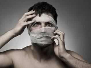 Mexer no nariz e nas pálpebras é uma prática que se tornou comum entre os homens
