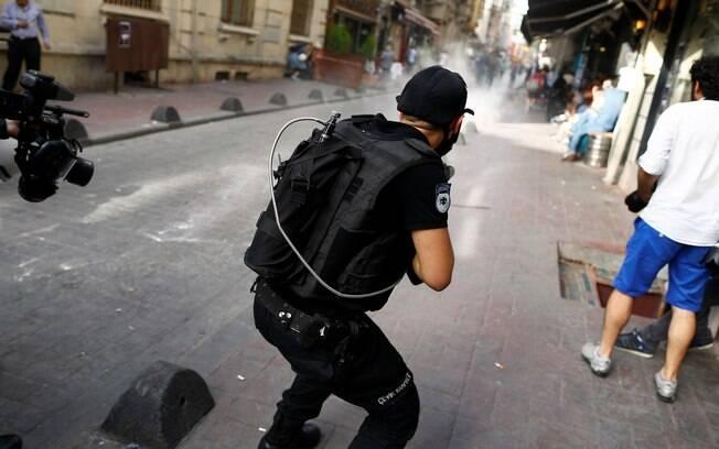 Policial usa balas de borrachas para dispersar manifestantes pelo orgulho gay em Istambul