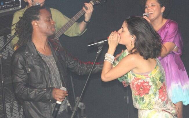 Vocalista da banda Moinho, Emanuelle Araujo recebe Toni Garrido no palco