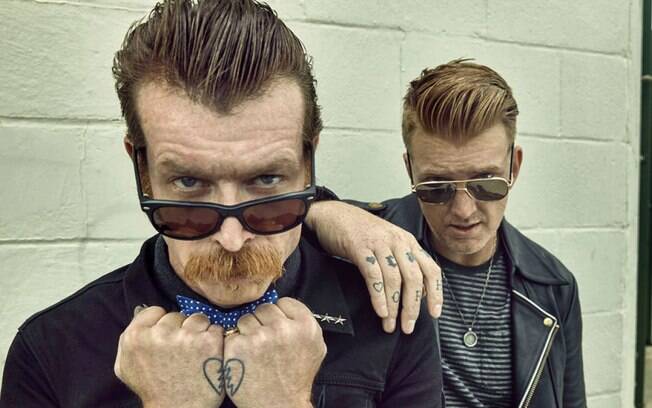 Jesse Hughes (esq.) contou em entrevista que fãs foram mortos em seu camarim no ataque terrorista no show do Eagles of Death Metal em Paris