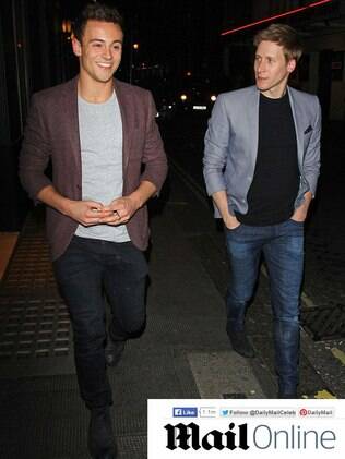 Tom Daley e Lance Black foram jantar combinando figurino