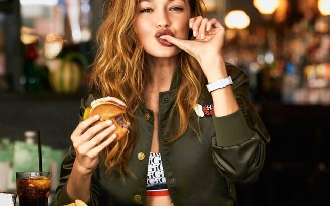 Gigi Hadid posa se deliciando com um hambúrguer para a revista Harper's Bazaar