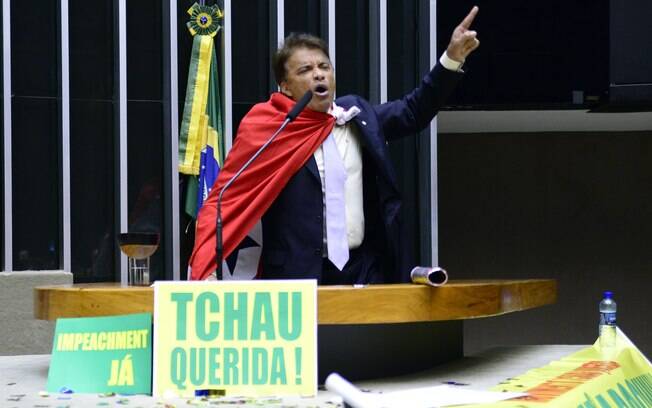 Durante votação do Impeachment de Dilma na Câmara, Costa explodiu um bastão de confetes