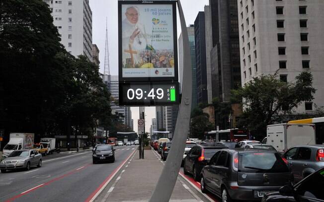 Relógios digitais da avenida Paulista anunciando a Jornada Mundial da Juventude.