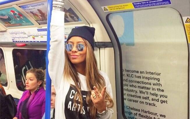 Rafaella Santos anda de metrô em Londres