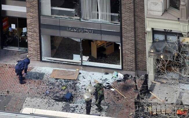 Com roupas de proteção, investigadores vasculham área afetada por explosão perto de linha de chegada na Maratona de Boston (15/04)