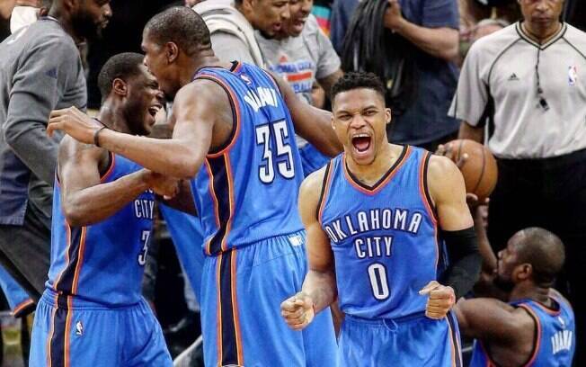 Russell Westbrook e Kevin Durant comemoram vitória sobre o San Antonio, fora de casa, para empatar semifinal em 1 a 1 Russell Westbrook e Kevin Durant comemoram vitória sobre o San Antonio, fora de casa, para empatar semifinal em 1 a 1