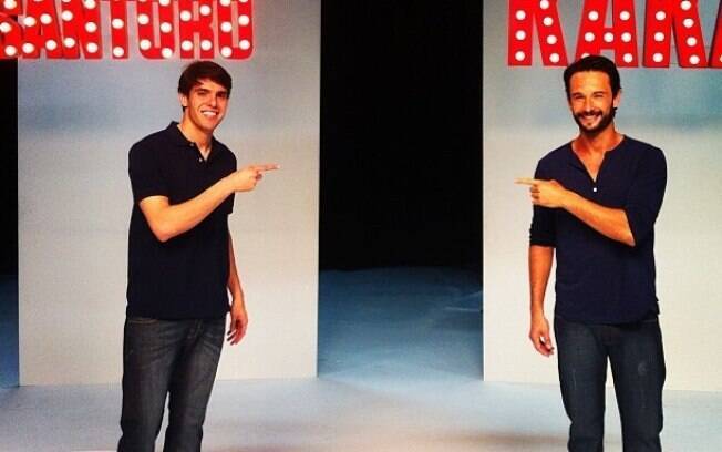 Kaká posta imagem com Rodrigo Santoro e tieta o ator durante gravação de comercial