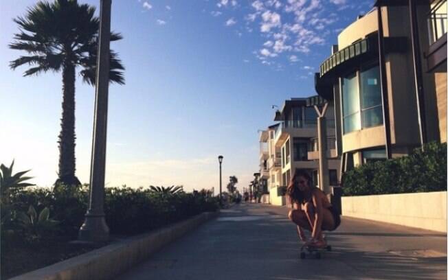 Bruna Marquezine anda de skate em Los Angeles