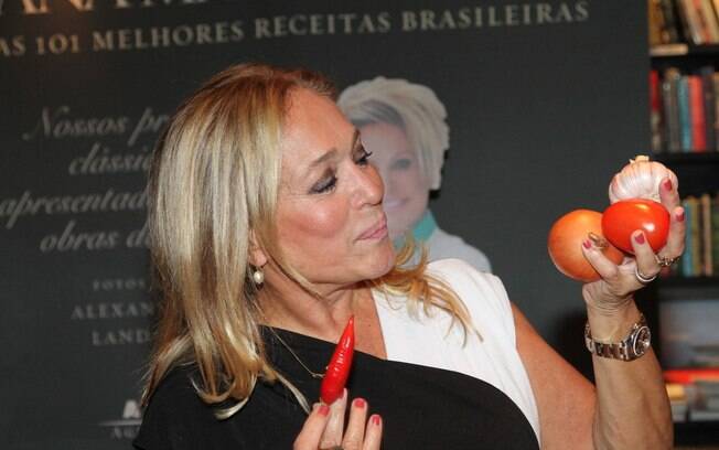 Susana Vieira fez poses com alimentos e roubou a cena no coquetel de lançamento do livro de Ana Maria Braga