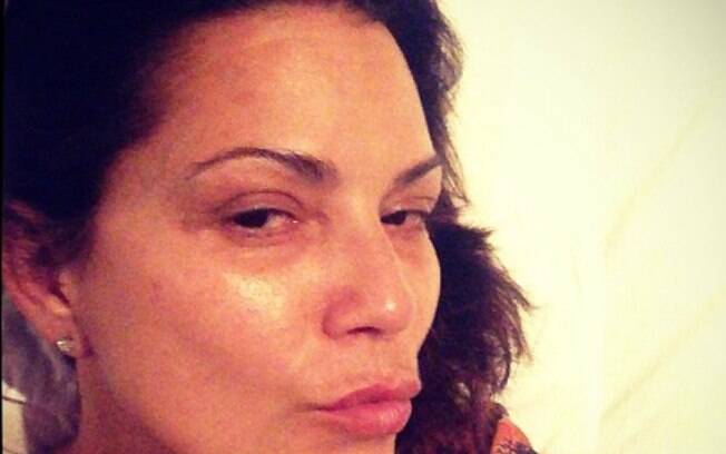 Luiza Brunet aparece sem maquiagem