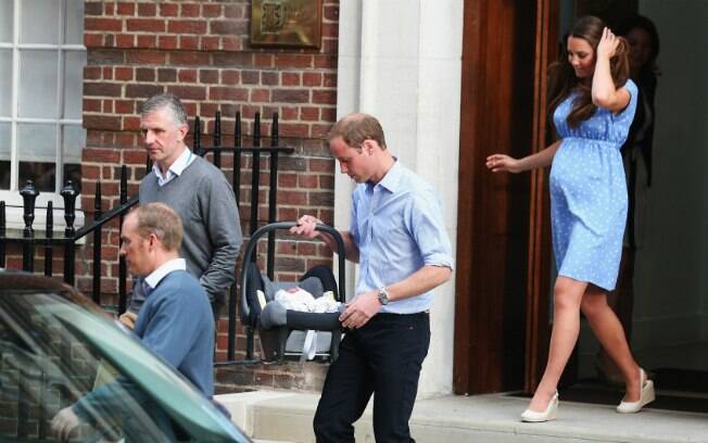 Kate Middleton e Príncipe William deixam a maternidade com o filho no bebê conforto