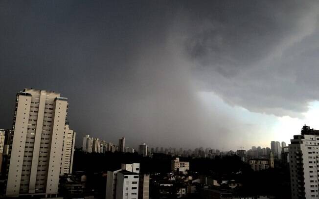 Forte chuva volta a cair nessa tarde de quarta-feira na cidade de São Paulo