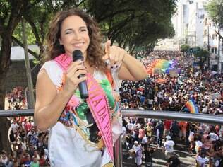 Daniela Mercury agita Parada Gay de Salvador, em setembro de 2013